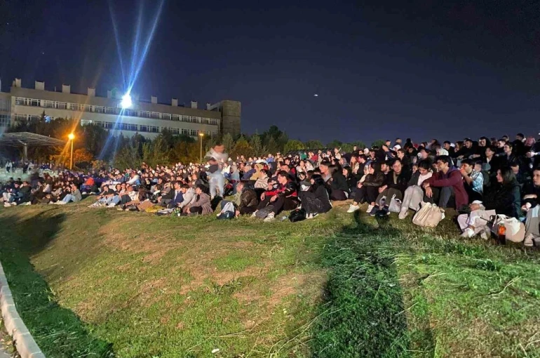 Yüzlerce Üniversite öğrencisi gece açık hava sinemasında buluştu
