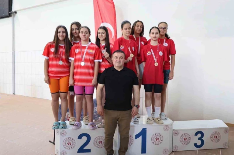 Yüzme müsabakalarında madalyalar sahiplerini buldu