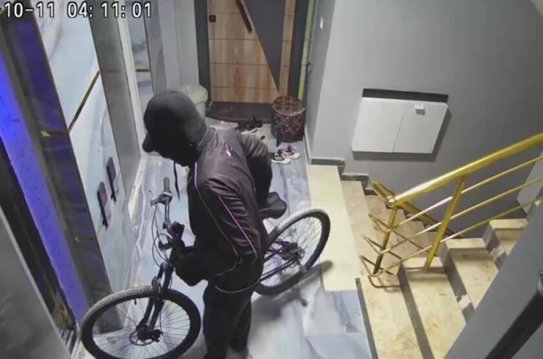 Yüzü maskeli bisiklet hırsızı kameraya yakalandı