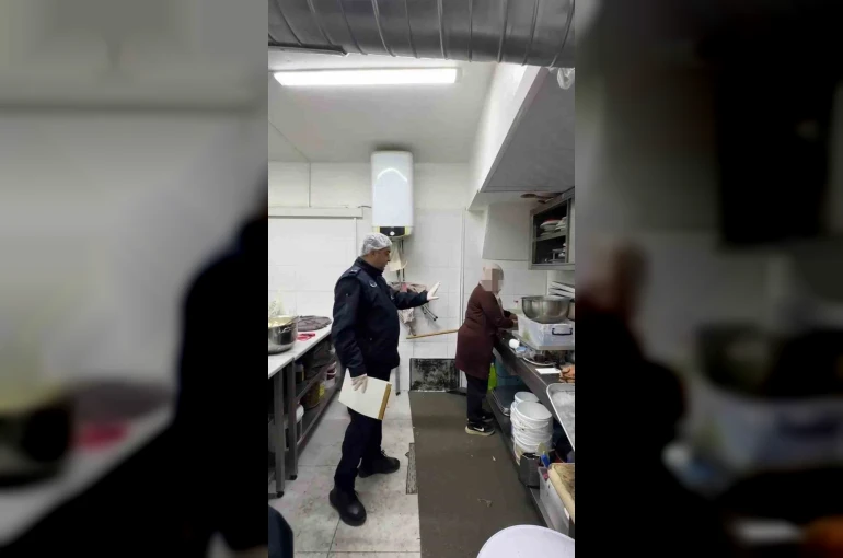 Zabıta denetimi esnasında mutfak tezgahında yıkanan paspas mide bulandırdı
