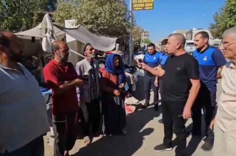 Zabıta müdürü pazarcı esnafını sıraya dizip azarladı