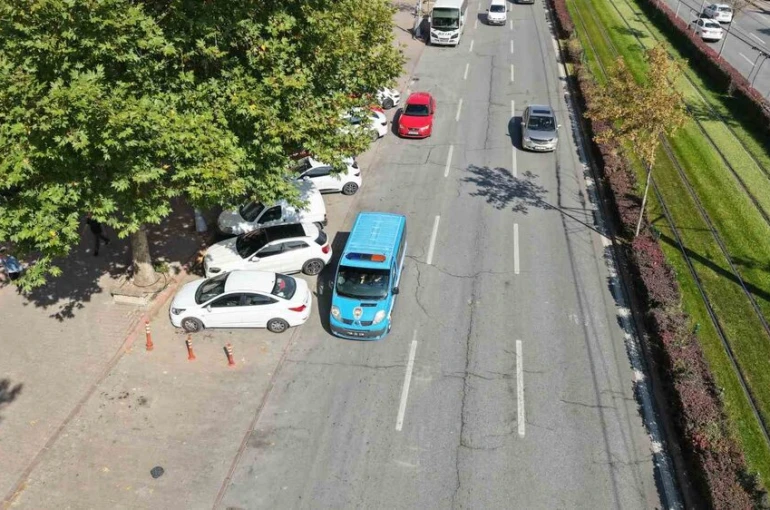 Zabıtadan yaya yoluna park eden araç ve sürücülerine denetim
