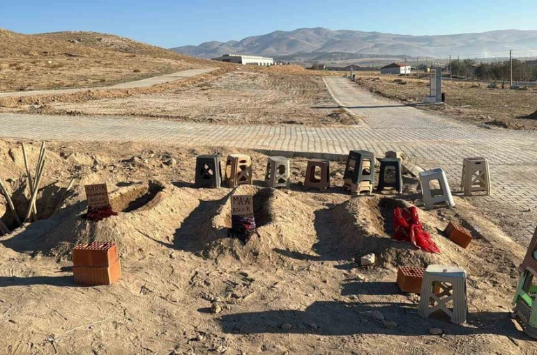 Zehirlenerek ölen anne ve 2 çocuğunun yan yana defnedildiği mezarlar görenlerin için sızlattı