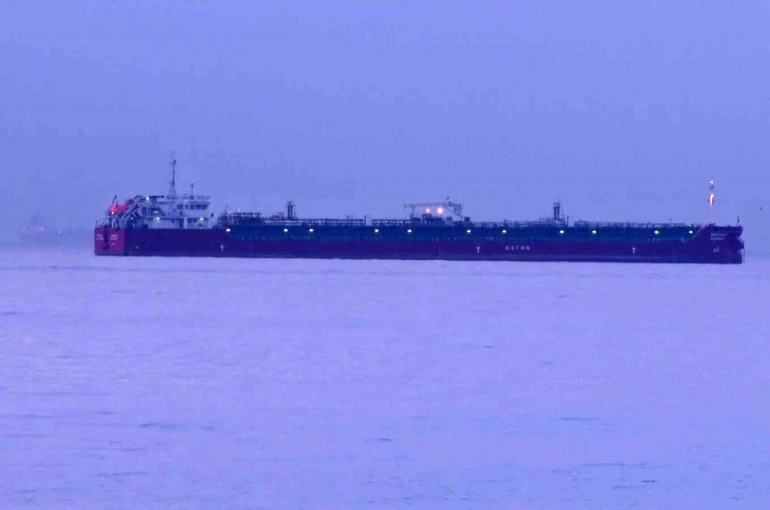 Zehirlenme yaşanan tanker gemisi, günün ilk ışıklarıyla görüntülendi