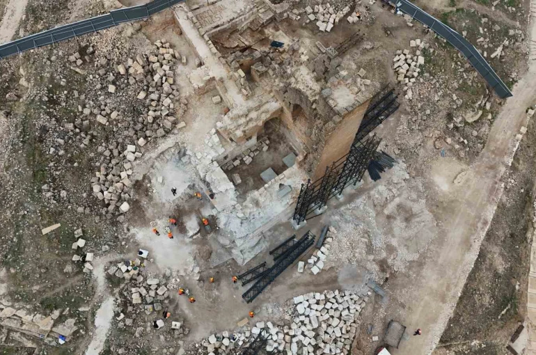 Zerzevan Kalesi’nde yer altı kilisesi, Mithras kutsal alanı, Arsenal ve surlarda restorasyon çalışmalarına başlanacak