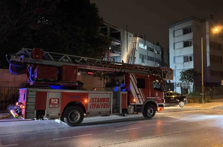 Zeytinburnu’nda 4 katlı iş merkezinin çatısında yangın
