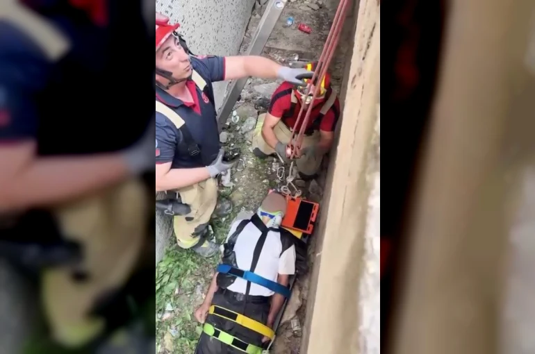 Zeytinburnu’nda 5 metre yükseklikten boşluğa düşen şahsın kurtarılma anı kameraya yansıdı