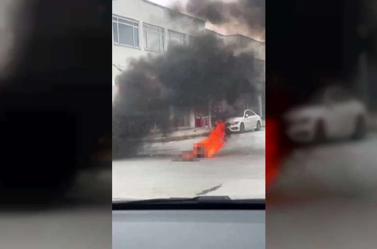 Zihinsel engelli şahıs üzerine benzin döküp kendini yaktı: Korku dolu anlar kamerada