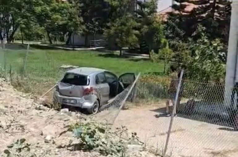 Zincirleme kazada otomobil enstitünün bahçesine düştü: 3 yaralı