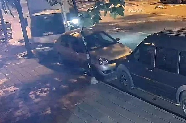 Zincirleme kazaya karıştı, olay yerini terk etti: O anlar kamerada