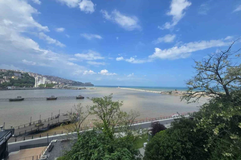 Zonguldak Limanı yağışların ardından sarıya büründü