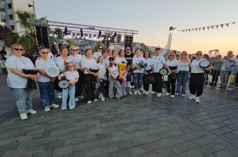 Zonguldaklı kadınlardan kurtuluş yıl dönümünde darbuka şov