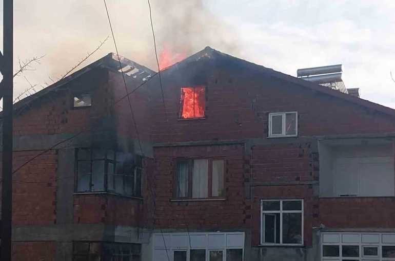 Zonguldak’ta 6 katlı binanın çatısı alev alev yandı