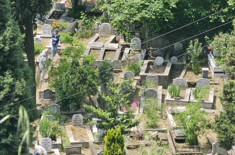 Zonguldak’ta arefe günü mezarlıkta ziyaretçi yoğunluğu
