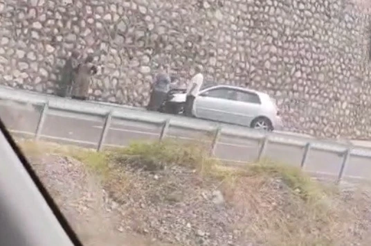 Zonguldak’ta bariyere çarpan otomobildeki yolcu yaralandı