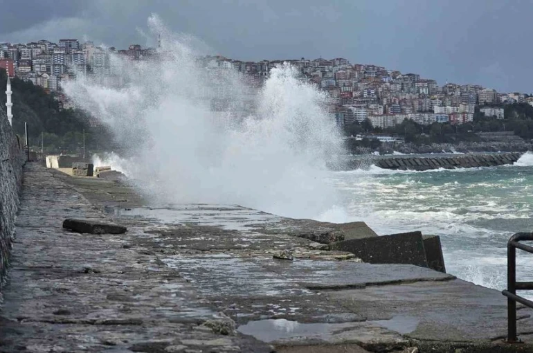 Zonguldak’ta dalgalar 7 metrelik liman duvarını aştı