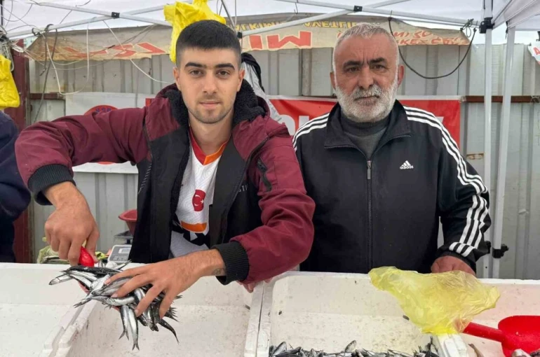 Zonguldak’ta hamsinin fiyatı 100 liraya düştü
