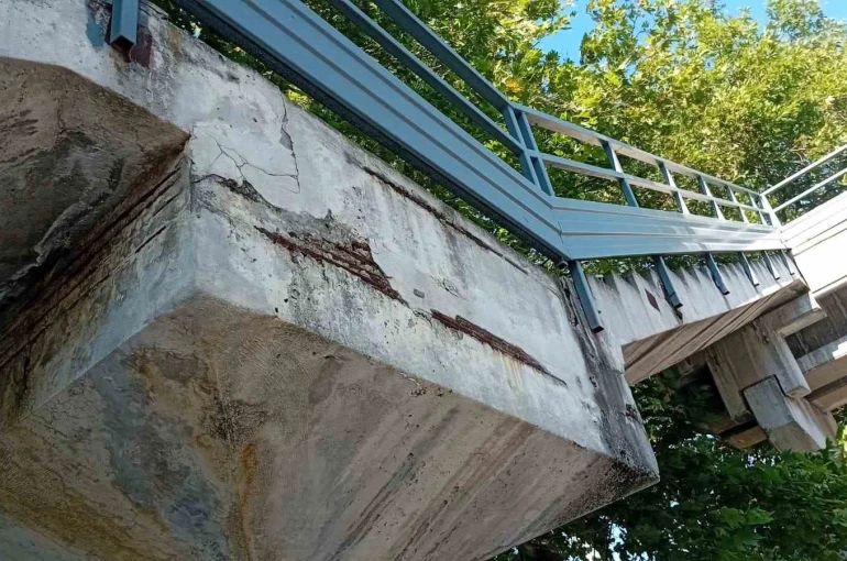 Zonguldak’ta hasar gören üst geçit, yaya ve araçları tedirgin ediyor