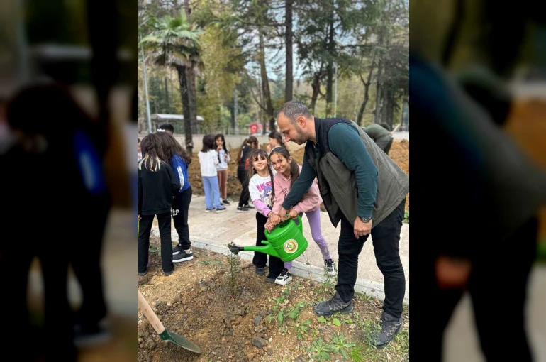 Zonguldak’ta ilkokul öğrencileri fidan dikti