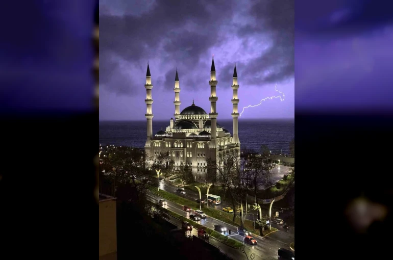 Zonguldak’ta şimşekler geceyi aydınlattı