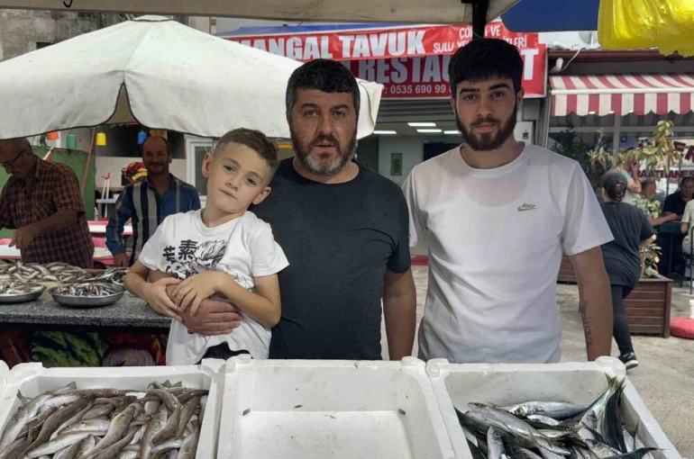 Zonguldak’ta tezgahlar balıkla şenlendi