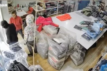 Zorla para isteyen yüzü maskeli şahısları tokatla kovdu